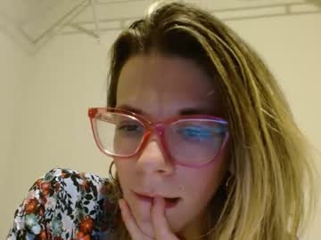 girl
        naomi_reah cam image #127809