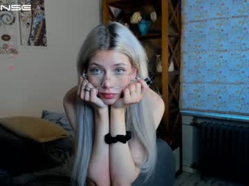 girl
        rainaslater cam image #108355