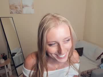 girl
        mindinclouds cam image #197669