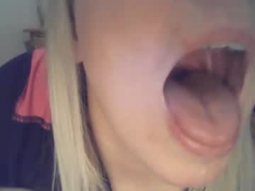 girl
        whiterose87 cam image #51923