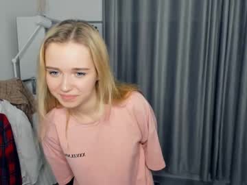 girl
        fresh_cherries cam image #115314