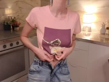 girl
        lilianfootman cam image #220767