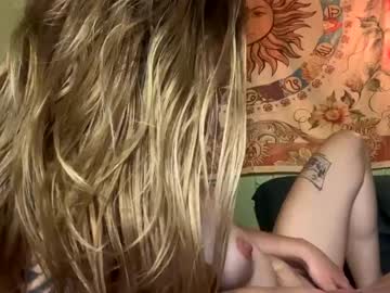 girl
        thefoxglovefairy cam image #93704