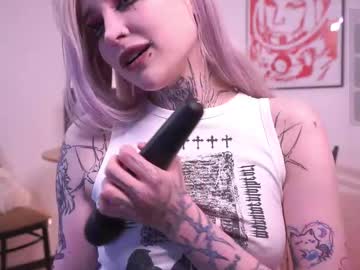girl
        fraulein_mooon cam image #250071