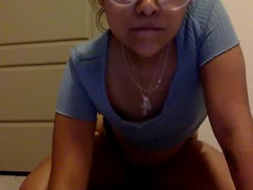 girl
        rleah832 cam image #194402