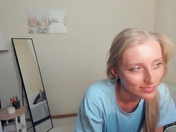 girl
        mindinclouds cam image #197418