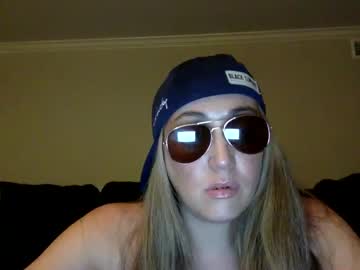 girl
        greenjean420 cam image #100296