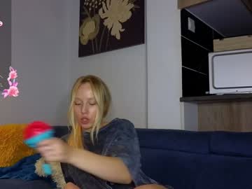 girl
        white_lime cam image #182396