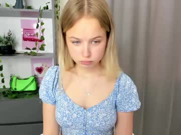 girl
        tenderness_18 cam image #258780
