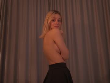 girl
        wanda_woman cam image #205573