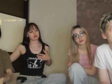 couple
        allypole cam image #191259