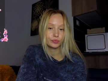 girl
        white_lime cam image #182366