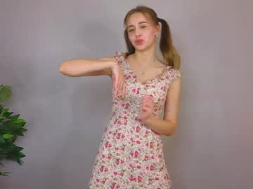 girl
        mialullaby cam image #218632