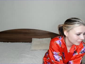 girl
        karenalvaress cam image #75739