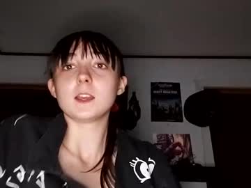 girl
        nrdyemogrl cam image #188838
