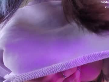 girl
        aavee cam image #21242
