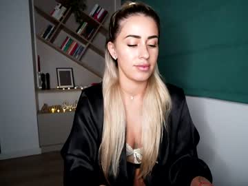 girl
        laurabae_ cam image #25428