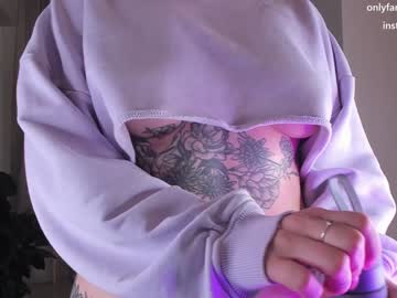 girl
        aavee cam image #21213