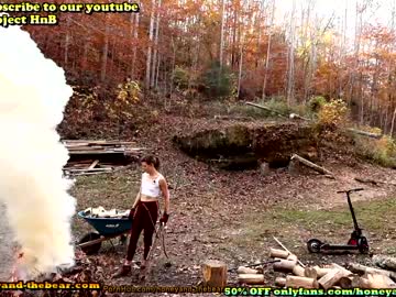 couple
        honeyand_thebear cam image #296