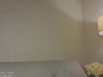 girl
        heylixie_ cam image #251031