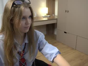 girl
        lynetades cam image #205697